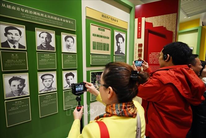 Đại biểu đến từ các cơ quan Thông tấn, báo chí Việt Nam thăm Di tích Trụ sở Hội Việt Nam Cách mạng Thanh niên ở đường Văn Minh, quận Việt Tú, Quảng Châu, Trung Quốc. Ảnh: Minh Đức – TTXVN