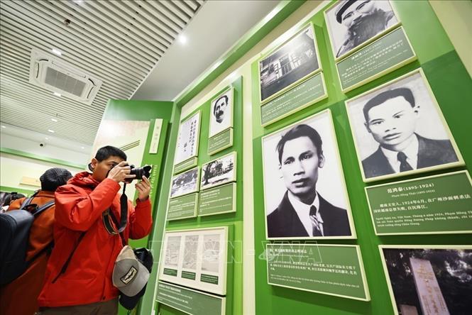 Đại biểu đến từ các cơ quan Thông tấn, báo chí Việt Nam thăm Di tích Trụ sở Hội Việt Nam Cách mạng Thanh niên ở đường Văn Minh, quận Việt Tú, Quảng Châu, Trung Quốc. Ảnh: Minh Đức – TTXVN