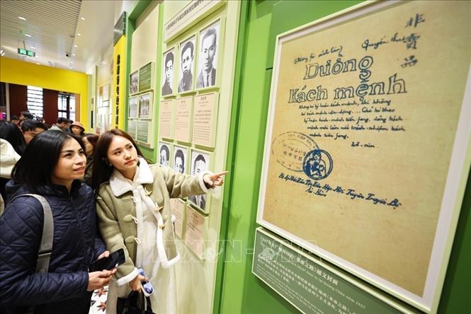 Đại biểu đến từ các cơ quan Thông tấn, báo chí Việt Nam thăm Di tích Trụ sở Hội Việt Nam Cách mạng Thanh niên ở đường Văn Minh, quận Việt Tú, Quảng Châu, Trung Quốc. Ảnh: Minh Đức – TTXVN