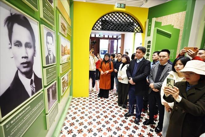 Đại biểu đến từ các cơ quan Thông tấn, báo chí Việt Nam thăm Di tích Trụ sở Hội Việt Nam Cách mạng Thanh niên ở đường Văn Minh, quận Việt Tú, Quảng Châu, Trung Quốc. Ảnh: Minh Đức – TTXVN