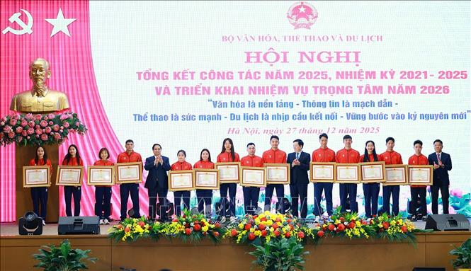 Thủ tướng Phạm Minh Chính tặng Bằng khen cho các vận động viên có thành tích xuất sắc tại SEA Games 33. Ảnh: Dương Giang-TTXVN 
