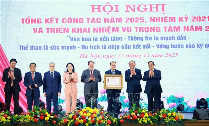 Thủ tướng Phạm Minh Chính trao Huân chương Lao động hạng Ba cho Bộ Văn hoá, Thể thao và Du dịch. Ảnh: Dương Giang-TTXVN 
