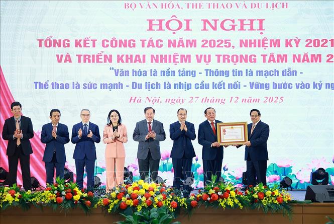 Thủ tướng Phạm Minh Chính trao Huân chương Lao động hạng Ba cho Bộ Văn hoá, Thể thao và Du dịch. Ảnh: Dương Giang-TTXVN 
