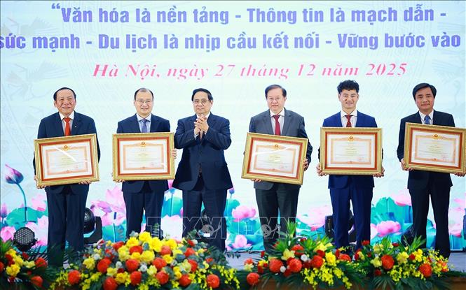 Thủ tướng Phạm Minh Chính tặng Bằng khen cá nhân, tập thể Bộ Văn hoá, Thể thao và Du dịch. Ảnh: Dương Giang-TTXVN 
