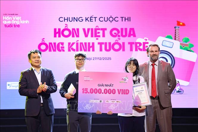BTC trao giải Nhất cuộc thi cho đội Shutterist với tác phẩm ”Đời người qua lăng kính” khắc họa những con người lao động thầm lặng giữa dòng chảy hối hả của đời sống hiện đại...Ảnh: Thanh Tùng - TTXVN