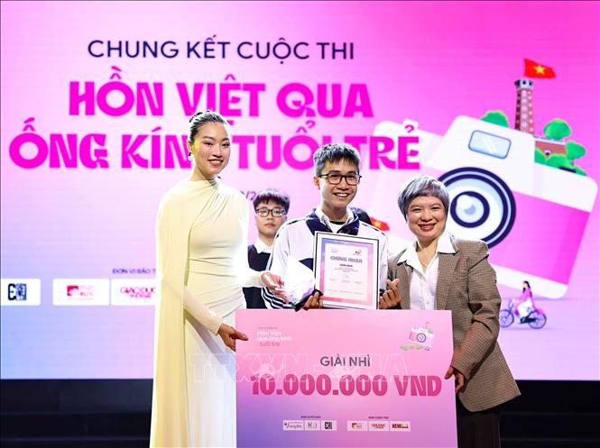 BTC trao giải Nhì cuộc thi cho đội đạt giải. Ảnh: Thanh Tùng - TTXVN