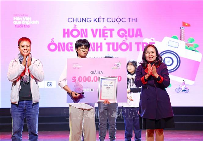 BTC trao giải Ba cuộc thi cho đội đạt giải. Ảnh: Thanh Tùng - TTXVN
