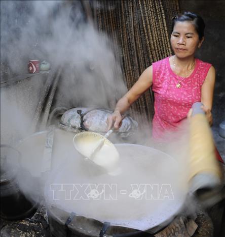 Công đoạn tráng bánh đa nem Thổ Hà. Ảnh: Việt Hùng – TTXVN
