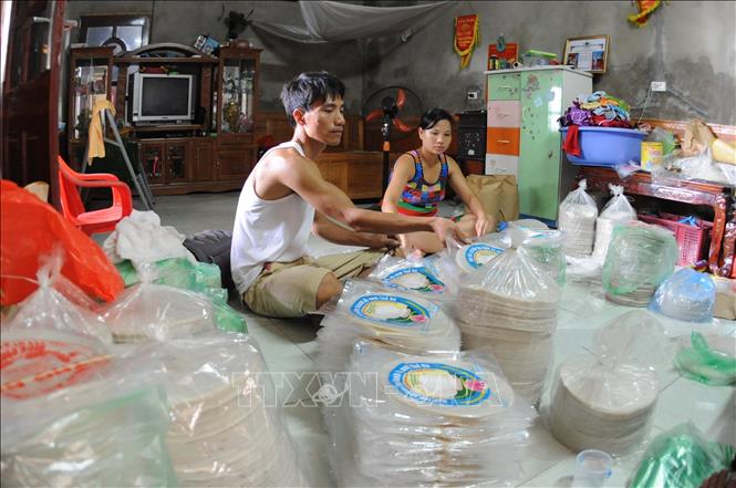 Bánh đa nem Thổ Hà được đóng gói thành từng túi để mang đi tiêu thụ. Ảnh: Việt Hùng – TTXVN
