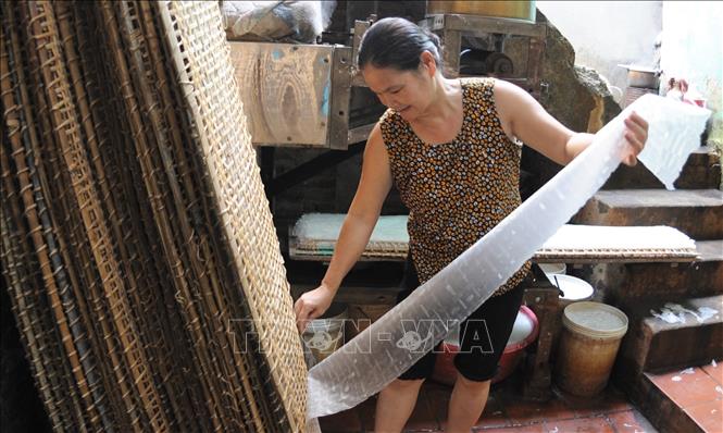 Trải qua hàng trăm năm, người dân địa phương vẫn gìn giữ, duy trì được nghề truyền thống làm bánh đa nem Thổ Hà. Ảnh: Việt Hùng - TTXVN
