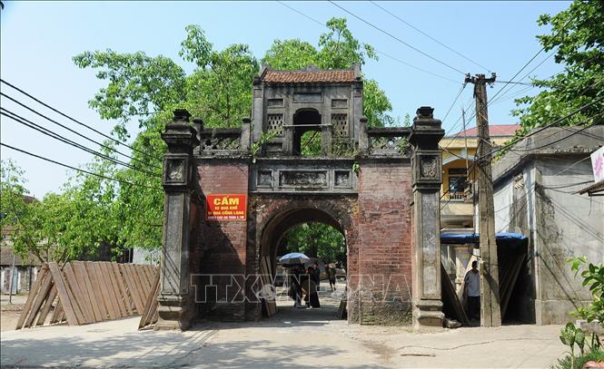 Bánh đa nem được người dân phơi cạnh cổng vào làng. Ảnh: Việt Hùng – TTXVN
