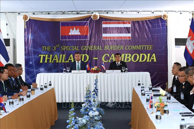 Đại tướng, Bộ trưởng Quốc phòng Thái Lan Natthaphon Narkphanit (phải, phía xa) và Đại tướng Tea Seiha, Phó Thủ tướng kiêm Bộ trưởng Quốc phòng Campuchia tại lễ ký thoả thuận ngừng bắn, tại trạm kiểm soát biên giới ở tỉnh Chanthaburi (Thái Lan) ngày 27/12/2025. Ảnh: THX/TTXVN