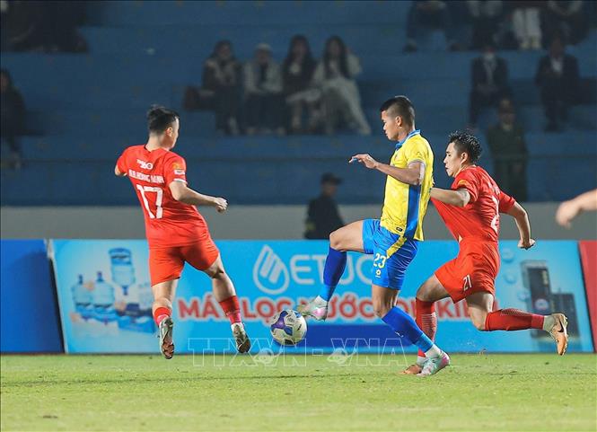 Pha vượt quyết đoán của cầu thủ CLB Hà Nội FC. Ảnh: Hoàng Hiếu - TTXVN