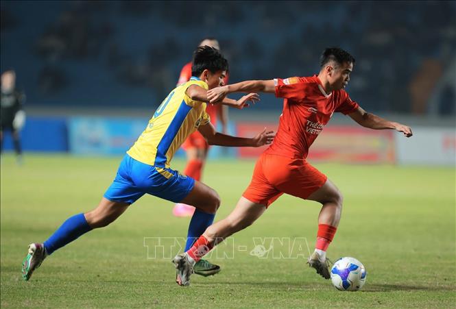 Pha vượt người của cẩu thủ đội CLB Thể Công Viettel. Ảnh: Hoàng Hiếu - TTXVN