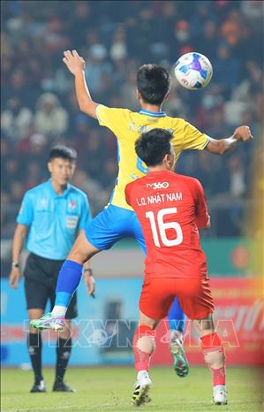 Pha tranh bóng của cầu thủ hai đội. Ảnh: Hoàng Hiếu - TTXVN