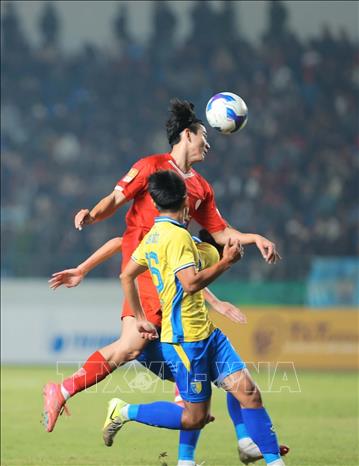 Pha tranh bóng của cầu thủ hai đội. Ảnh: Hoàng Hiếu - TTXVN