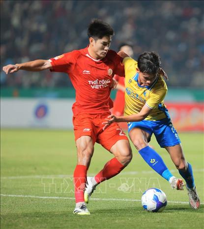 Pha tranh bóng quyết liệt của cầu thủ hai đội. Ảnh: Hoàng Hiếu - TTXVN