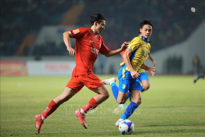 Pha tranh bóng của cầu thủ hai đội. Ảnh: Hoàng Hiếu - TTXVN