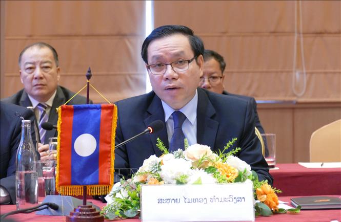 Thứ trưởng Bộ Ngoại giao Lào Maythong Thammavongsa phát biểu tại cuộc họp. Ảnh: Xuân Tú - PV TTXVN tại Lào