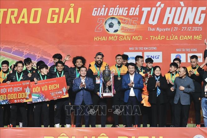 Ban tổ chức trao Cup cho đội vô địch, CLB Hoàng Anh Gia Lai. Ảnh: Minh Quyết - TTXVN