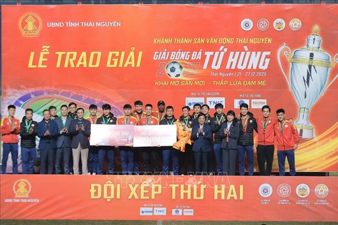 Ban tổ chức trao giải cho đội xếp thứ hai, CLB PVF CAND. Ảnh: Minh Quyết - TTXVN