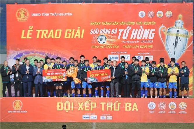 Ban tổ chức trao giải cho đội xếp thứ ba, CLB Hà Nội. Ảnh: Minh Quyết - TTXVN