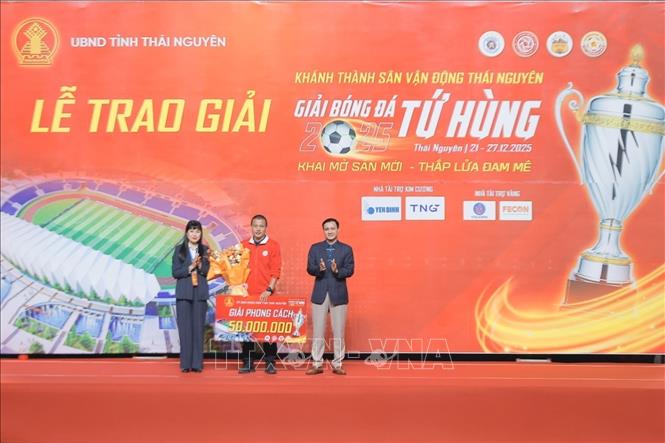 Ban tổ chức trao giải phong cách cho CLB Thể công Viettel. Ảnh: Minh Quyết - TTXVN