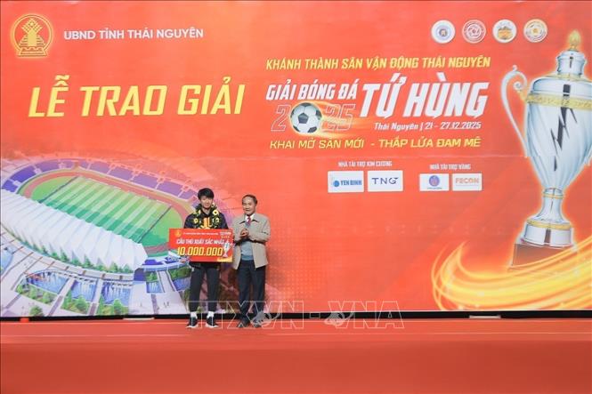 Ban tổ chức trao giải cầu thủ xuất sắc nhất. Ảnh: Minh Quyết - TTXVN