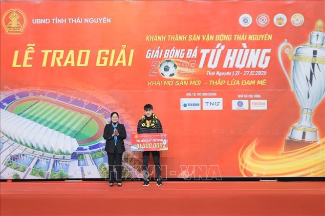 Ban tổ chức trao giải thủ môn xuất sắc nhất. Ảnh: Minh Quyết - TTXVN