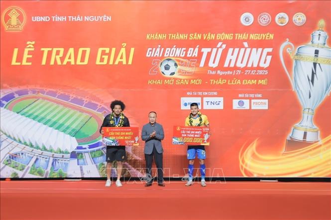 Ban tổ chức trao giải vua phá lưới của giải đấu. Ảnh: Minh Quyết - TTXVN