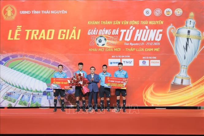 Ban tổ chức trao giải tổ trọng tài xuất sắc. Ảnh: Minh Quyết - TTXVN