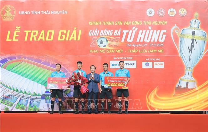 Tổ trọng tài xuất sắc nhận giải. Ảnh: Hoàng Hiếu - TTXVN