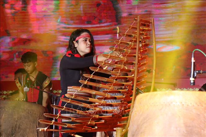 Nhạc cụ truyền thống của đồng bào các dân tộc Tây Nguyên vang vọng trong các tiết mục dự thi. Ảnh: Ngọc Minh - TTXVN