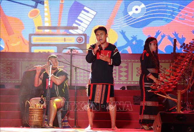 Tiết mục biểu diễn của Ban nhạc Ako Ea Band, tỉnh Đắk Lắk. Ảnh: Ngọc Minh - TTXVN