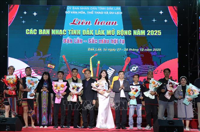Liên hoan năm nay có sự tham gia của 12 ban nhạc với hơn 100 nhạc công và ca sĩ đến từ các tỉnh Đắk Lắk, Gia Lai, Khánh Hòa, Lâm Đồng. Ảnh: Ngọc Minh - TTXVN