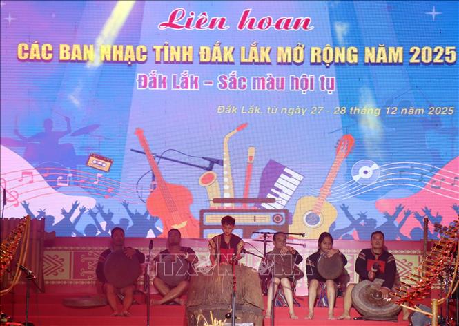Diễn tấu cồng chiêng Tây Nguyên tại Liên hoan các Ban nhạc tỉnh Đắk Lắk mở rộng năm 2025. Ảnh: Ngọc Minh - TTXVN