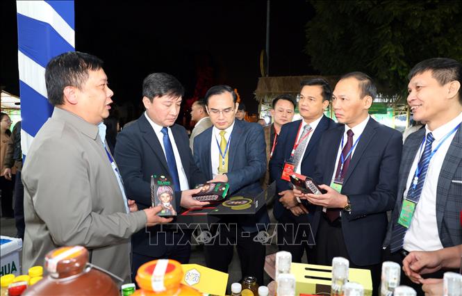 Các đại biểu tham quan các gian hàng tại hội chợ. Ảnh: Quang Cường – TTXVN.