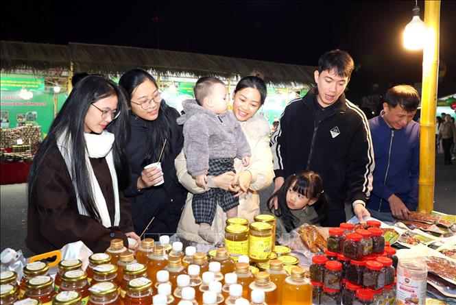 Người dân và du khách tham quan, mua sắm tại hội chợ. Ảnh: Quang Cường – TTXVN.