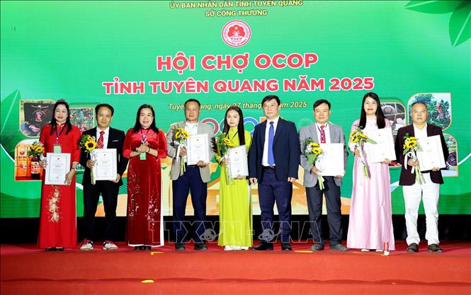 Ban Tổ chức đã trao Giấy chứng nhận cho các chủ thể có sản phẩm đạt chứng nhận OCOP năm 2025. Ảnh: Quang Cường – TTXVN