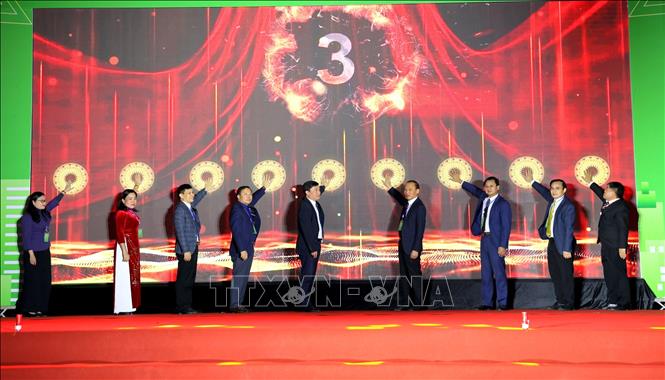 Các đại biểu thực hiện nghi thức khai mạc hội chợ. Ảnh: Quang Cường – TTXVN