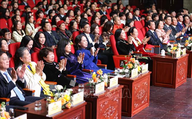 Phó Chủ tịch nước, Chủ tịch Hội đồng Bảo trợ Quỹ Bảo trợ trẻ em Việt Nam Võ Thị Ánh Xuân cùng các đại biểu dự chương trình. Ảnh: Thanh Tùng - TTXVN