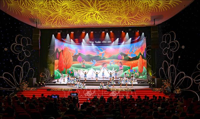 Tiết mục nghệ thuật chào mừng trong chương trình. Ảnh: Thanh Tùng - TTXVN