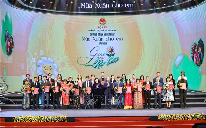 Bộ trưởng Bộ Y tế Đào Hồng Lan cùng Giám đốc Quỹ Bảo trợ trẻ em Việt Nam Đinh Tiến Hải trao giấy ghi nhận và tặng hoa các nhà tài trợ. Ảnh: Thanh Tùng - TTXVN