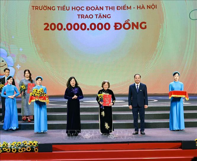 Bộ trưởng Bộ Y tế Đào Hồng Lan cùng Giám đốc Quỹ Bảo trợ trẻ em Việt Nam Đinh Tiến Hải trao giấy ghi nhận và tặng hoa các nhà tài trợ. Ảnh: Thanh Tùng - TTXVN