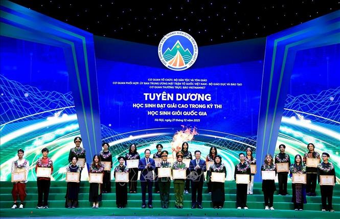 Phó Thủ tướng Mai Văn Chính và Bộ trưởng Bộ Dân tộc và Tôn giáo Đào Ngọc Dung tặng Bằng khen và vinh danh các học sinh đạt giải cao trong kỳ thi học sinh giỏi quốc gia. Ảnh: Tuấn Anh - TTXVN