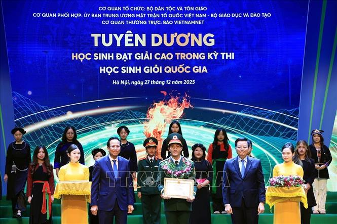Phó Thủ tướng Mai Văn Chính và Bộ trưởng Bộ Dân tộc và Tôn giáo Đào Ngọc Dung tặng Bằng khen và vinh danh các học sinh đạt giải cao trong kỳ thi học sinh giỏi quốc gia. Ảnh: Tuấn Anh - TTXVN