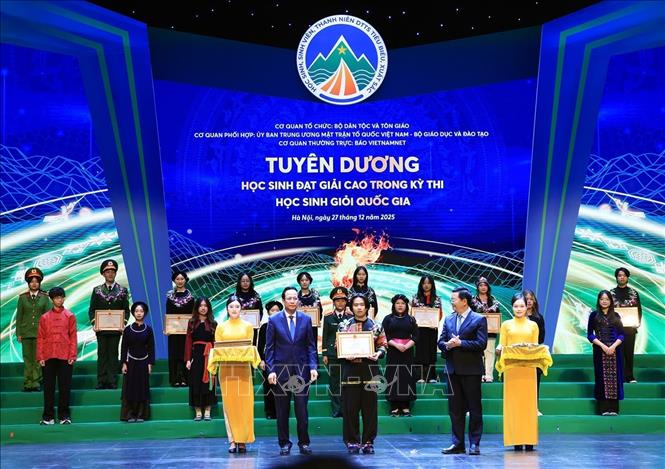 Phó Thủ tướng Mai Văn Chính và Bộ trưởng Bộ Dân tộc và Tôn giáo Đào Ngọc Dung tặng Bằng khen và vinh danh các học sinh đạt giải cao trong kỳ thi học sinh giỏi quốc gia. Ảnh: Tuấn Anh - TTXVN