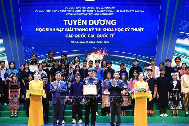 Các học sinh đạt giải trong kỳ thi khoa học kỹ thuật được vinh danh. Ảnh: Tuấn Anh - TTXVN