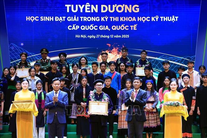 Các học sinh đạt giải trong kỳ thi khoa học kỹ thuật được vinh danh. Ảnh: Tuấn Anh - TTXVN