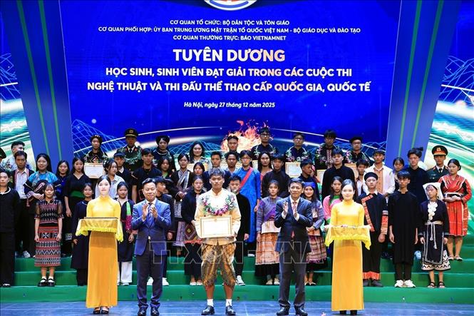  Các học sinh đạt giải trong kỳ thi khoa học kỹ thuật; học sinh đạt giải Nhất, Nhì, Ba trong các cuộc thi nghệ thuật và thi đấu thể thao cấp quốc gia, quốc tế được vinh danh. Ảnh: Tuấn Anh - TTXVN